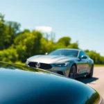 La sécurité de l'assurance auto avec une voiture moderne sur la route.