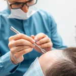 prix implants capillaires : intervention de greffe de cheveux réussie dans une clinique moderne.