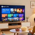Famille profitant du service IPTV Atlas Pro sur une Smart TV dans un salon cosy.