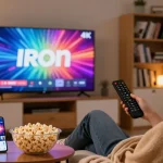 Utilisation d'IRON TV pour regarder des films et des séries en 4K dans un salon moderne.