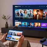 Expérience de streaming IPTV avec atlas pro sur tablette dans un salon moderne.
