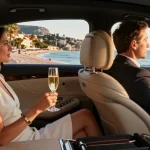 Transfert privé Nice Cannes, passager dans une berline luxueuse admirant la Côte d'Azur.